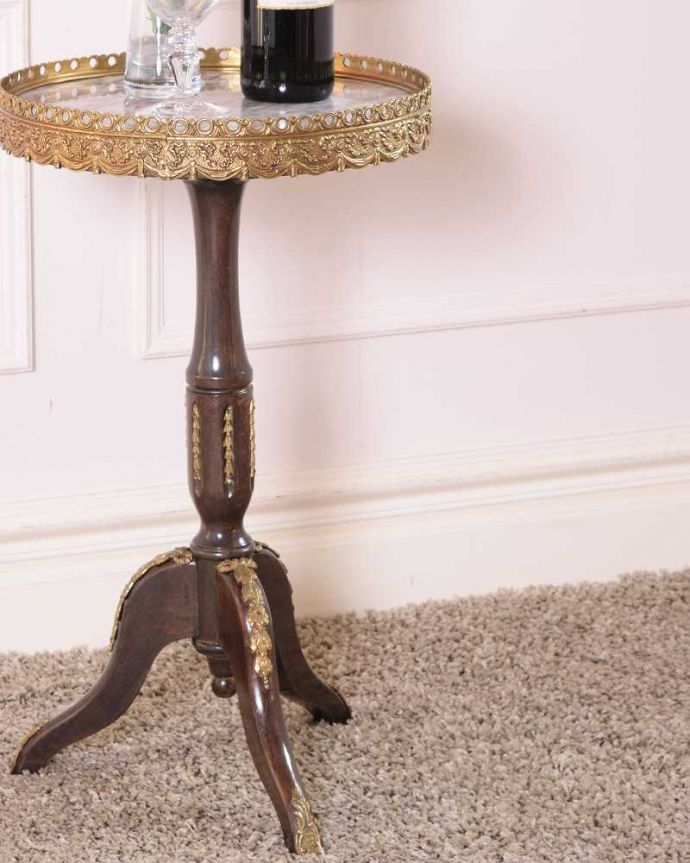 アンティークのテーブル　アンティーク家具　マホガニー材のアンティーク英国家具、ゴールドの縁のワインテーブル。小さくてもアンティークの気品タップリ。(q-1788-f)