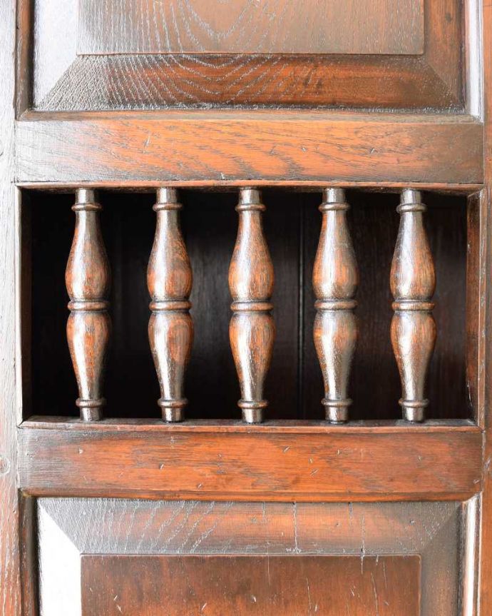 アンティークのキャビネット　アンティーク家具　まさに英国伝統のスタイル、チューダー様式のアンティークカップボード。惚れ惚れしちゃう美しさこんなに堅い無垢材に一体どうやって彫ったんだろう？と不思議になるくらい細かい彫にうっとりです。(q-1789-f)