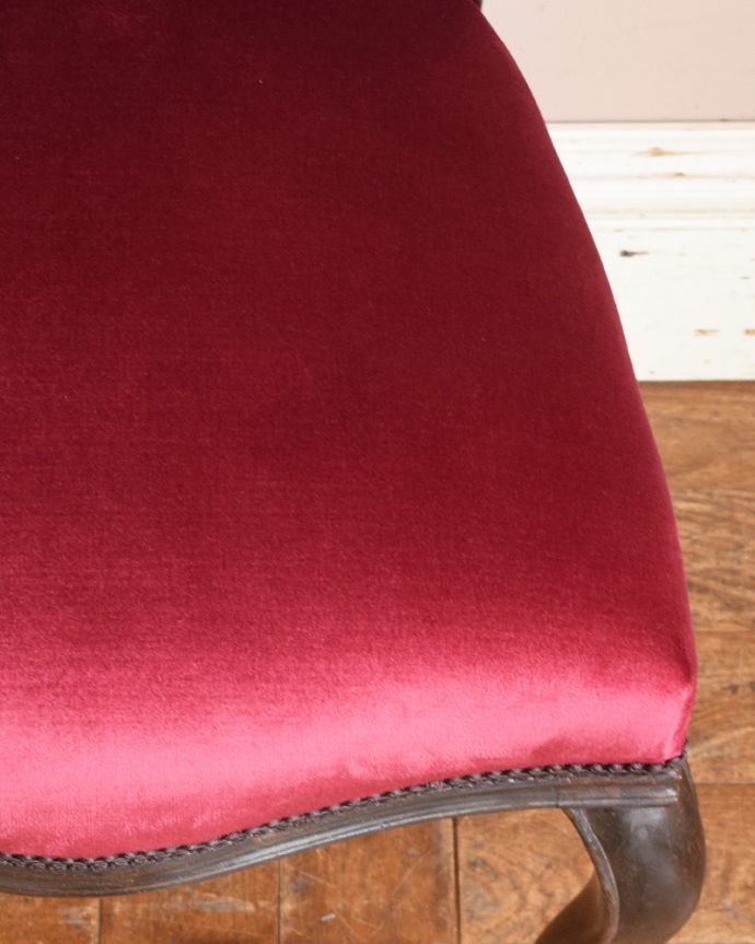 サロンチェア　アンティーク チェア　ゴージャスな装飾を持つサロンチェア、布張りのアンティークチェア。座り心地がいいクッション付きの座面。(q-179-c)