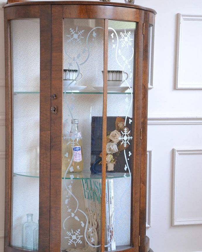 アンティークのキャビネット　アンティーク家具　シルバーの模様が入った小さなハーフムーンガラスキャビネット、英国アンティーク家具 。ガラス越しに見るお気に入りの美しさ…アンティークのガラス扉を通して見ると、中に入れたものがキラッキラに輝いて見えるんです。(q-1790-f)