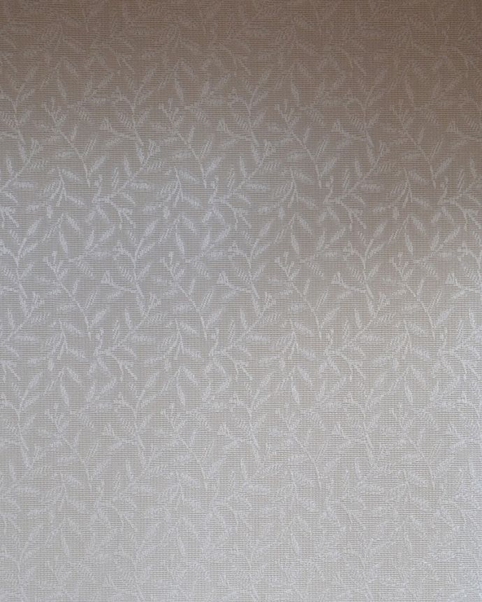 アンティークのキャビネット　アンティーク家具　シルバーの模様が入った小さなハーフムーンガラスキャビネット、英国アンティーク家具 。新しく貼り替えましたキャビネットの表情に合わせて、背板の生地をセレクト。(q-1790-f)