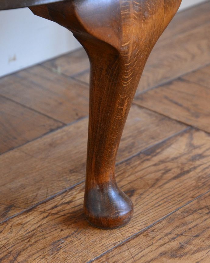 アンティークのキャビネット　アンティーク家具　シルバーの模様が入った小さなハーフムーンガラスキャビネット、英国アンティーク家具 。女性1人でラクラク運べちゃう仕掛けHandleのアンティークは、脚の裏にフェルトキーパーをお付けしています。(q-1790-f)