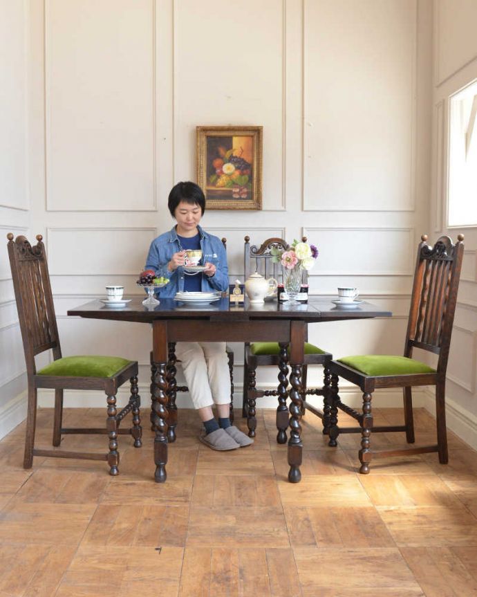 アンティークのテーブル　アンティーク家具　イギリス輸入のお洒落なアンティーク家具、美しいドローリーフテーブル（ダイニングテーブル）。3通りの大きさで使える便利なテーブル天板の下に隠れているリーフを引っ張り出せばあっという間に大きく使えるドローリーフテーブル。(q-1791-f)