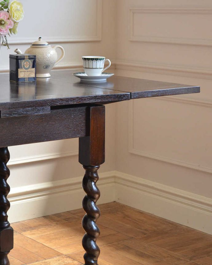 アンティークのテーブル　アンティーク家具　イギリス輸入のお洒落なアンティーク家具、美しいドローリーフテーブル（ダイニングテーブル）。やっぱり目立っちゃう女性らしいツイスト脚ツイスト脚のテーブルはアンティークのデザインの定番中の定番。(q-1791-f)