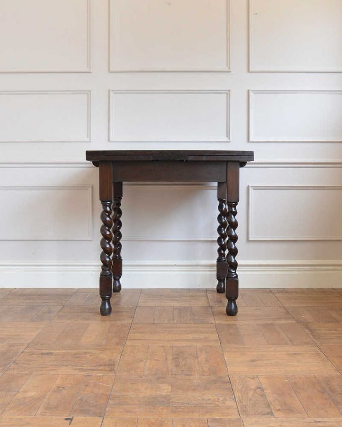 アンティークのテーブル　アンティーク家具　イギリス輸入のお洒落なアンティーク家具、美しいドローリーフテーブル（ダイニングテーブル）。横から見るとこんな感じ真横から見てみるとこんな感じ。(q-1791-f)