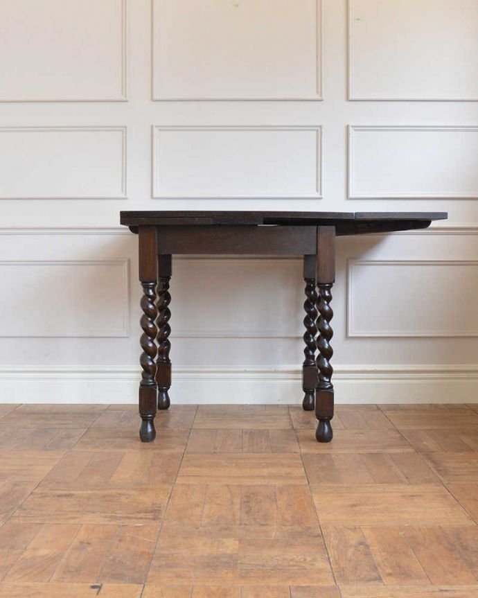 アンティークのテーブル　アンティーク家具　イギリス輸入のお洒落なアンティーク家具、美しいドローリーフテーブル（ダイニングテーブル）。片方だけ開いてもOK片方のリーフだけを開くとこんな感じ。(q-1791-f)
