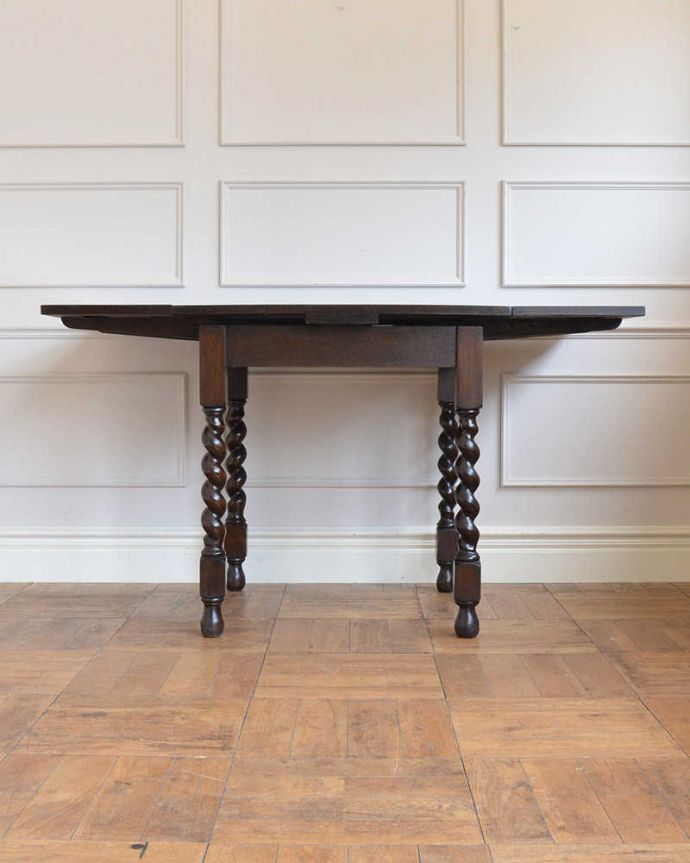 アンティークのテーブル　アンティーク家具　イギリス輸入のお洒落なアンティーク家具、美しいドローリーフテーブル（ダイニングテーブル）。両方開くと大きなサイズ！家族が増えた時やみんなが集まった時、両方のリーフを開けば大きなサイズに。(q-1791-f)