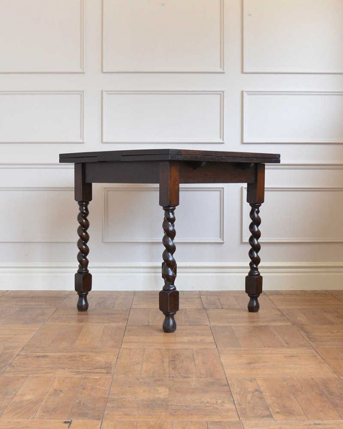 アンティークのテーブル　アンティーク家具　イギリス輸入のお洒落なアンティーク家具、美しいドローリーフテーブル（ダイニングテーブル）。こちら側から見てみると･･･アンティークは新品ではないので、もちろん経年変化によるキズはありますが、専門の職人がキレイに修復しました。(q-1791-f)