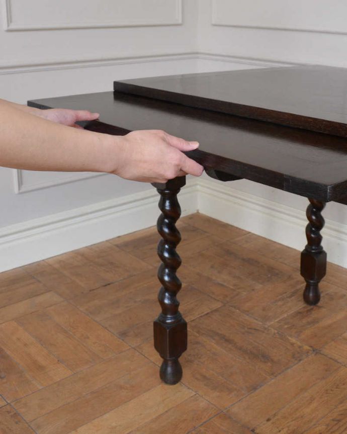 アンティークのテーブル　アンティーク家具　イギリス輸入のお洒落なアンティーク家具、美しいドローリーフテーブル（ダイニングテーブル）。誰でもカンタン！引っ張るだけでOK。(q-1791-f)