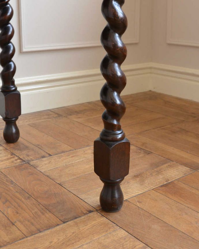アンティークのテーブル　アンティーク家具　イギリス輸入のお洒落なアンティーク家具、美しいドローリーフテーブル（ダイニングテーブル）。持ち上げなくても移動できます！Handleのアンティークは、脚の裏にフェルトキーパーをお付けしていますので、持ち上げなくても床を滑らせて移動させることが出来ます。(q-1791-f)