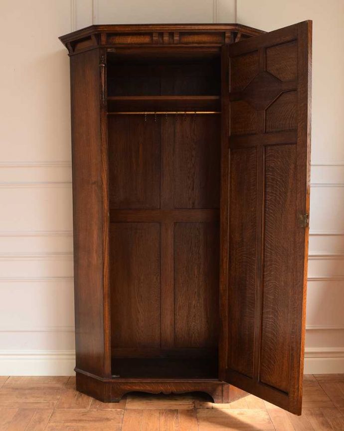 アンティークのキャビネット　アンティーク家具　英国らしい紳士のアンティーク家具、お洒落なワードローブ （ホールローブ）。扉を開けて中を見ると･･･こんな感じで、たっぷり収納できます。(q-1794-f)