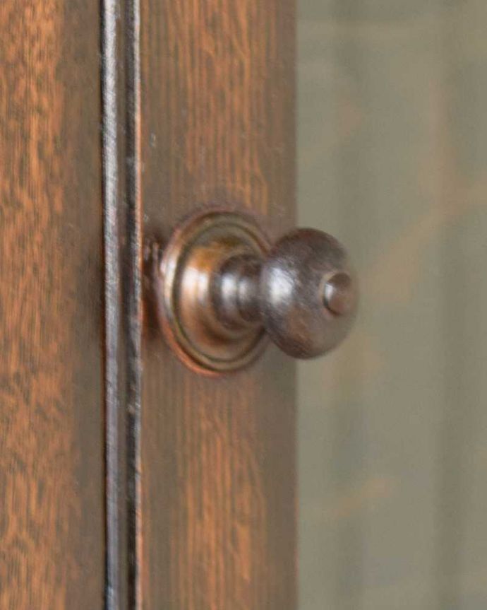 ビューロー　アンティーク家具　ガラス扉が付いた豪華なアンティークスチューデントビューロー。小さな扉の取っ手ちょこんと丸い取っ手が付いています。(q-1795-f)