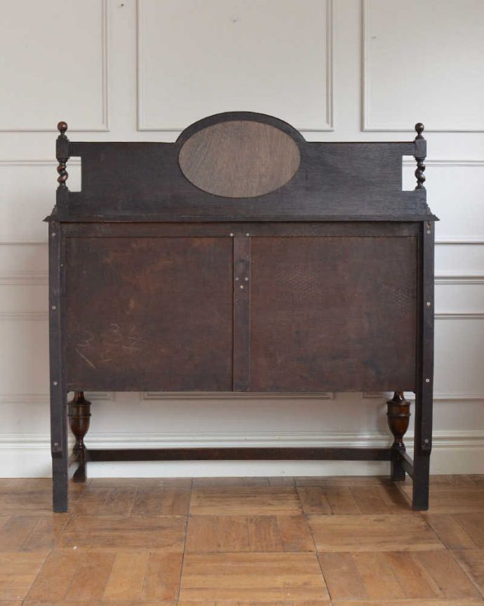 アンティークのキャビネット　アンティーク家具　英国輸入の和室にも馴染むアンティーク家具、オーバルミラーバックサイドボード。もちろん、後ろ姿もキレイです。(q-1797-f)