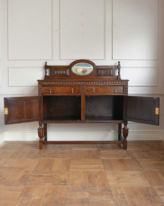アンティークのキャビネット　アンティーク家具　英国輸入の和室にも馴染むアンティーク家具、オーバルミラーバックサイドボード。扉を開けて中を見てみると･･･扉の中の収納はこんな感じになっています。(q-1797-f)