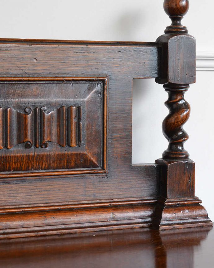 アンティークのキャビネット　アンティーク家具　英国輸入の和室にも馴染むアンティーク家具、オーバルミラーバックサイドボード。至る所に繊細な彫いろんな彫のデザインがありますが、個人的に美しいと思える女性らしく優雅なデザインを選んできました。(q-1797-f)