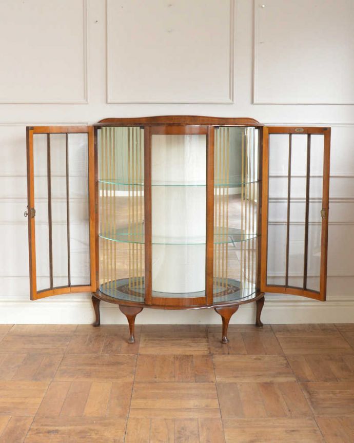 アンティークのキャビネット　アンティーク家具　イギリスで買い付けたアンティーク家具、ミラーに模様が付いたガラスキャビネット 。ミラーの効果で、なんだか大きく見えます背板の鏡にキャビネット自身が映し出されて、大きな形のキャビネットに見えちゃうんです。(q-1798-f)