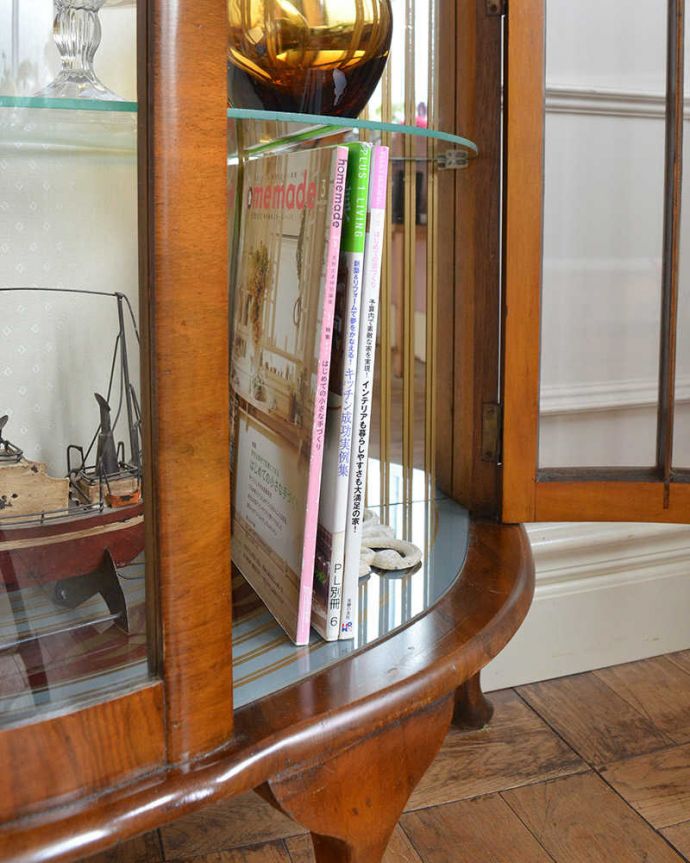 アンティークのキャビネット　アンティーク家具　イギリスで買い付けたアンティーク家具、ミラーに模様が付いたガラスキャビネット 。A4サイズの雑誌も収納できる優等生雑誌まで収納できる高さ！本や雑誌もたっぷり収納出来ます。(q-1798-f)