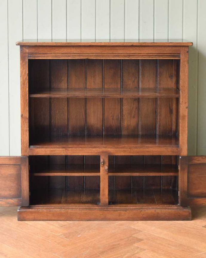 アンティークのキャビネット　アンティーク家具　書斎やリビングで使いたい英国輸入家具、素敵なアンティークブックシェルフ（本棚）。扉の中を開けみると･･･閉じれば見えない扉の中も、もちろん専門の職人がキレイに修復しました。(q-1799-f)