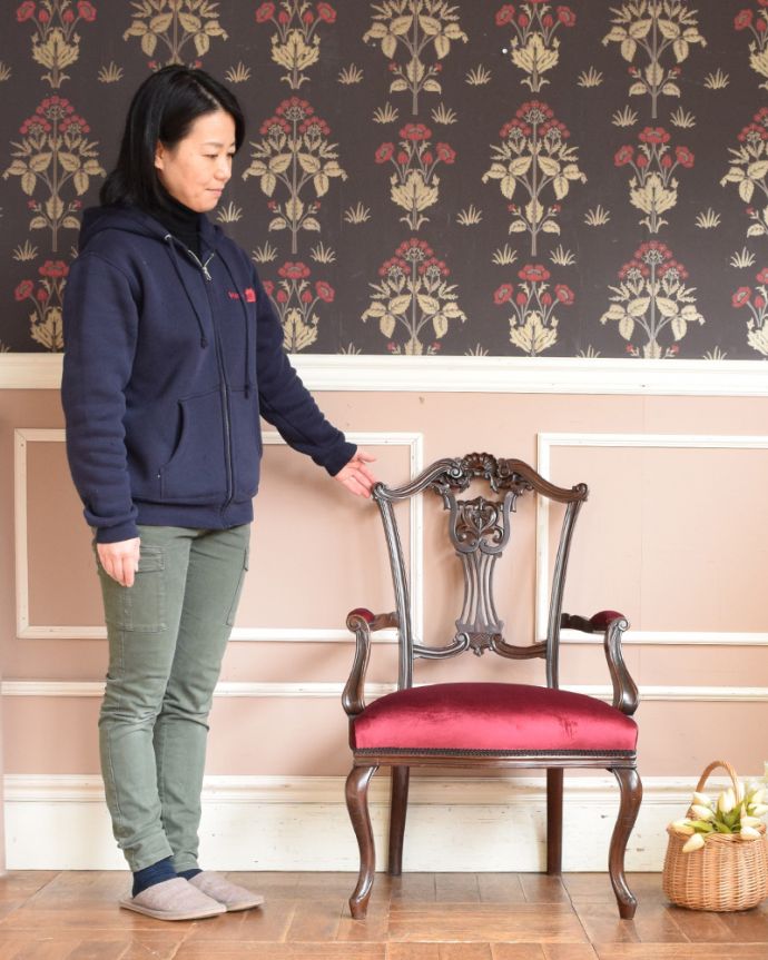 サロンチェア　アンティーク チェア　アーム付きのサロンチェア、マホガニー材のアンティーク英国椅子。上品な雰囲気が漂うチェア。(q-180-c)