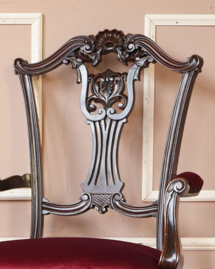 サロンチェア　アンティーク チェア　アーム付きのサロンチェア、マホガニー材のアンティーク英国椅子。芸術作品のような迫力満点の彫です！木目や色は1脚1脚微妙に違いますが、どれもキレイに仕上げています。(q-180-c)