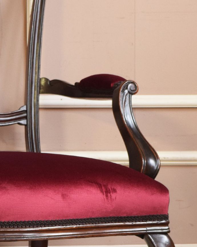 サロンチェア　アンティーク チェア　アーム付きのサロンチェア、マホガニー材のアンティーク英国椅子。肘掛けがあるので、リラックスタイムにピッタリです。(q-180-c)