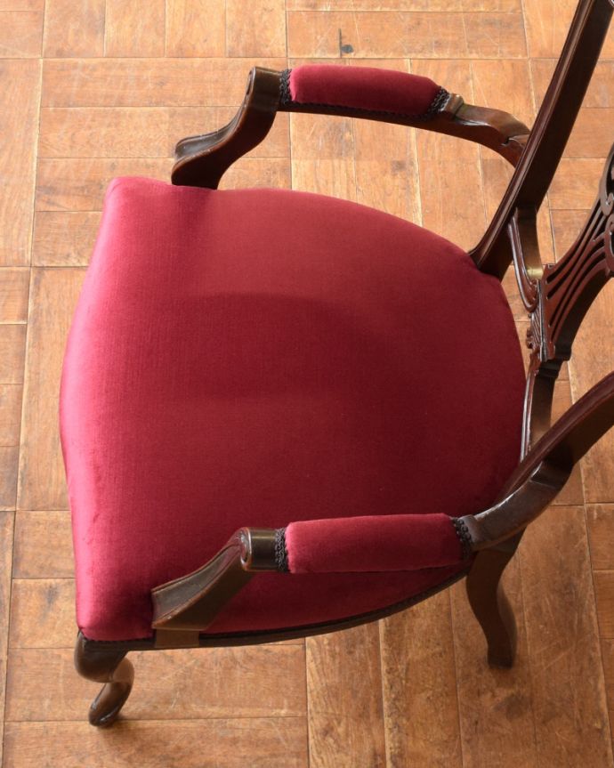 サロンチェア　アンティーク チェア　アーム付きのサロンチェア、マホガニー材のアンティーク英国椅子。座面には布が貼ってあるので、長時間座っても疲れません。(q-180-c)