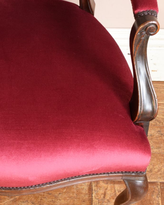 サロンチェア　アンティーク チェア　アーム付きのサロンチェア、マホガニー材のアンティーク英国椅子。無地ですが、高級感も感じさせる赤色の生地です。(q-180-c)