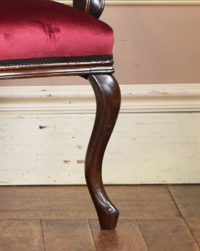 サロンチェア　アンティーク チェア　アーム付きのサロンチェア、マホガニー材のアンティーク英国椅子。優雅なデザインの脚。(q-180-c)