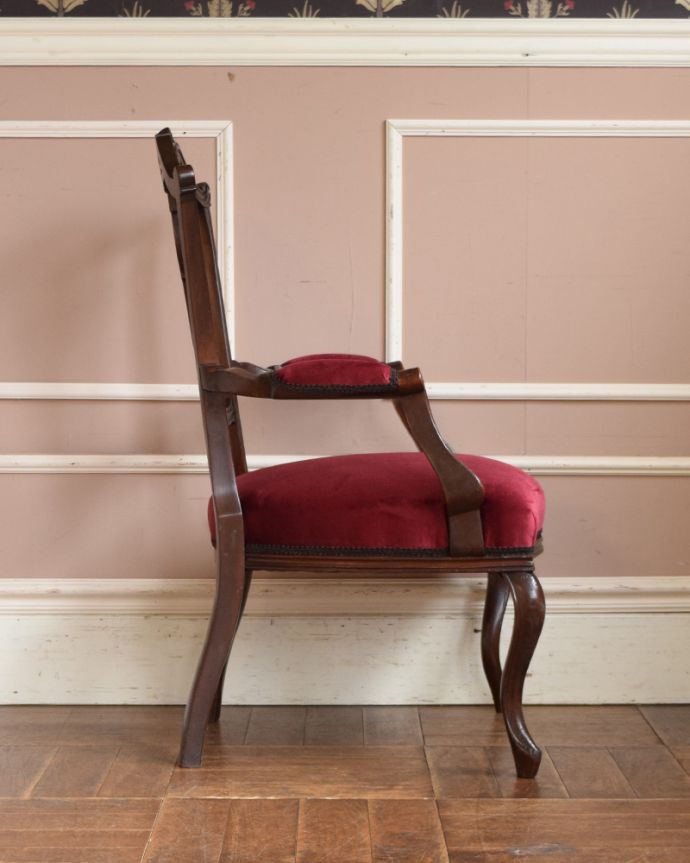 サロンチェア　アンティーク チェア　アーム付きのサロンチェア、マホガニー材のアンティーク英国椅子。横から見ても綺麗な装飾が楽しめます。(q-180-c)