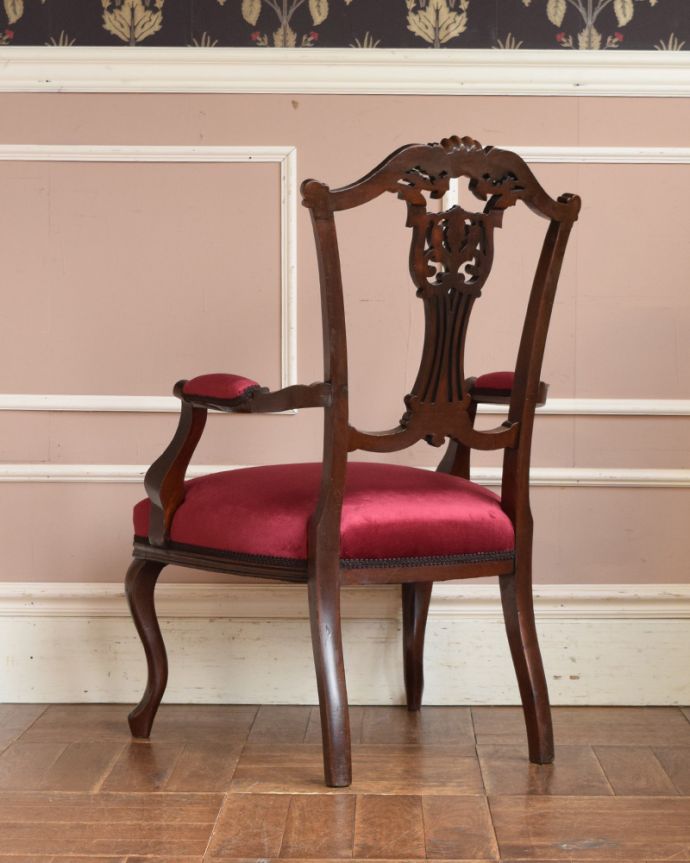 サロンチェア　アンティーク チェア　アーム付きのサロンチェア、マホガニー材のアンティーク英国椅子。アンティークは新品ではないので、もちろん経年変化によるキズはありますが、専門の職人が目立たないようキレイにお直しをしているので、後姿までキレイです。(q-180-c)