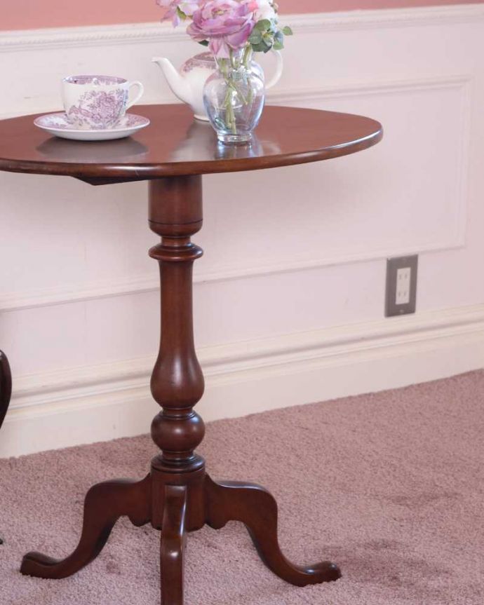 アンティークのテーブル　アンティーク家具　英国アンティーク家具、脚先まで優雅なティーテーブル（ティルトップテーブル） 。人気のトライポットタイプの1本脚先が3つに分かれた1本足のテーブルって、みんなから人気。(q-1800-f)