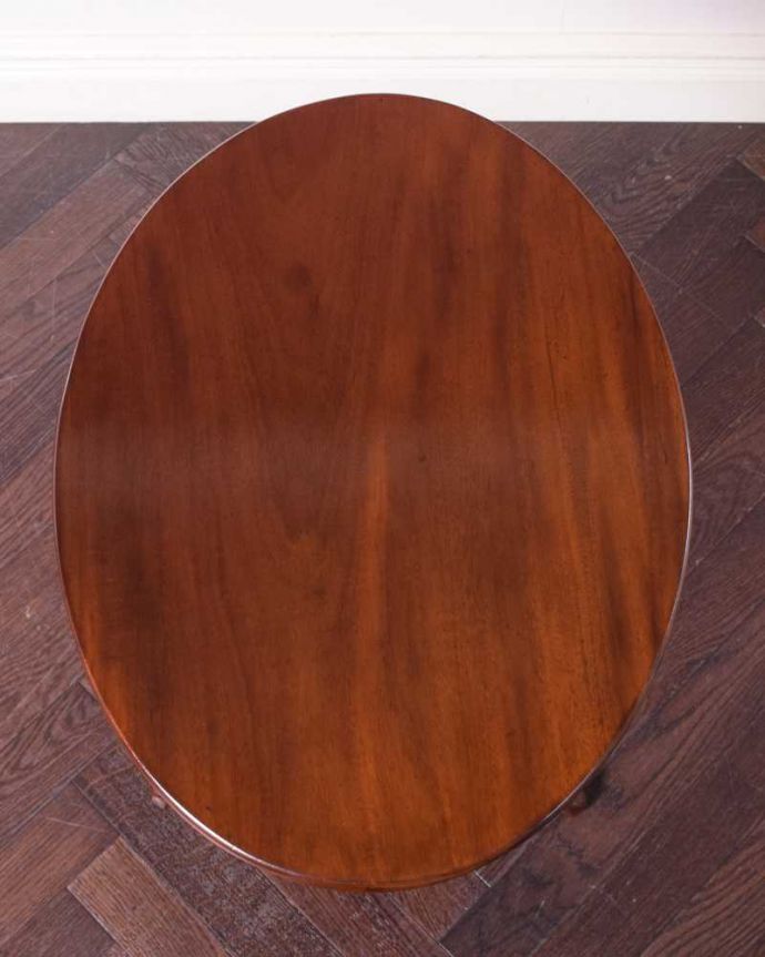 アンティークのテーブル　アンティーク家具　英国アンティーク家具、脚先まで優雅なティーテーブル（ティルトップテーブル） 。テーブルを上から見ると、こんな感じです。(q-1800-f)