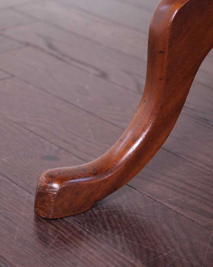 アンティークのテーブル　アンティーク家具　英国アンティーク家具、脚先まで優雅なティーテーブル（ティルトップテーブル） 。持ち上げなくても移動できます！Handleのアンティークは、脚の裏にフェルトキーパーをお付けしていますので、床を滑らせてれば女性1人でも移動が簡単です。(q-1800-f)