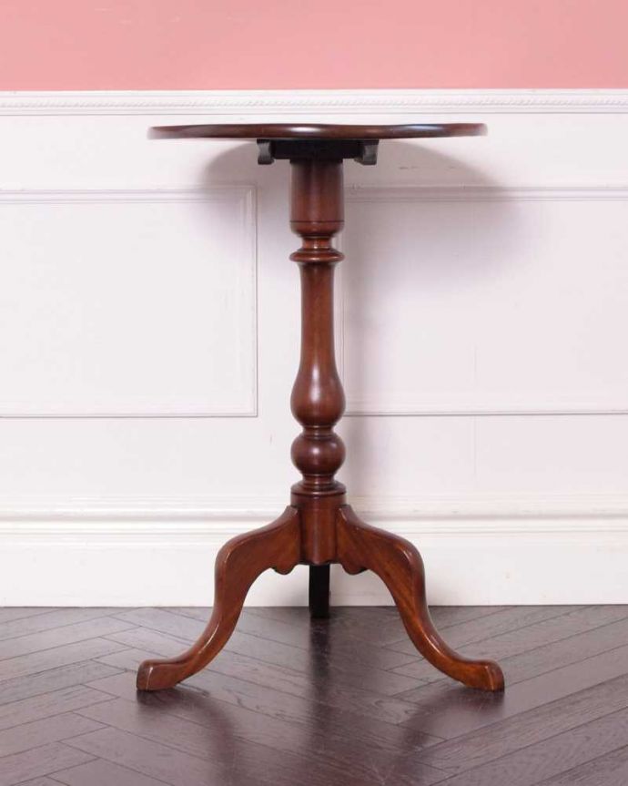 アンティークのテーブル　アンティーク家具　英国アンティーク家具、脚先まで優雅なティーテーブル（ティルトップテーブル） 。サイドはこんな感じ横から見るとこんな感じ。(q-1800-f)