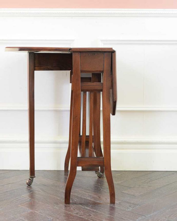 アンティーク家具 優雅なアンティーク英国サザーランドテーブル、伸張式のゲートレッグテーブル。片方開くと････片方のリーフを開くとこんな感じ。(q-1802-f)