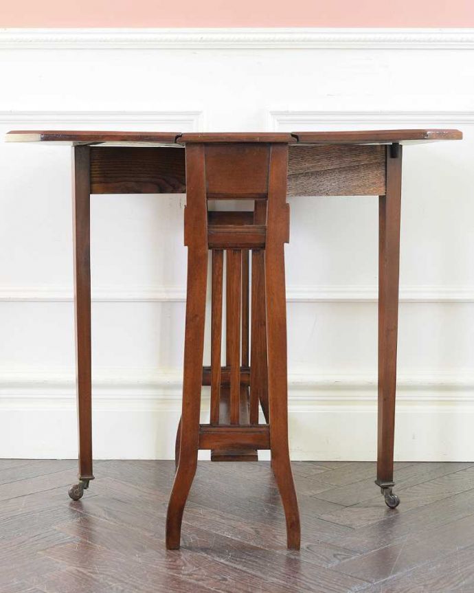 アンティーク家具 優雅なアンティーク英国サザーランドテーブル、伸張式のゲートレッグテーブル。両方開けば大きなサイズゲートレッグテーブルはゲートが開くように作られた脚のデザインも印象的。(q-1802-f)