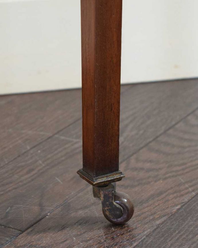 アンティーク家具 優雅なアンティーク英国サザーランドテーブル、伸張式のゲートレッグテーブル。女性1人でラクラク運べちゃうんですキャスター付きの脚。(q-1802-f)