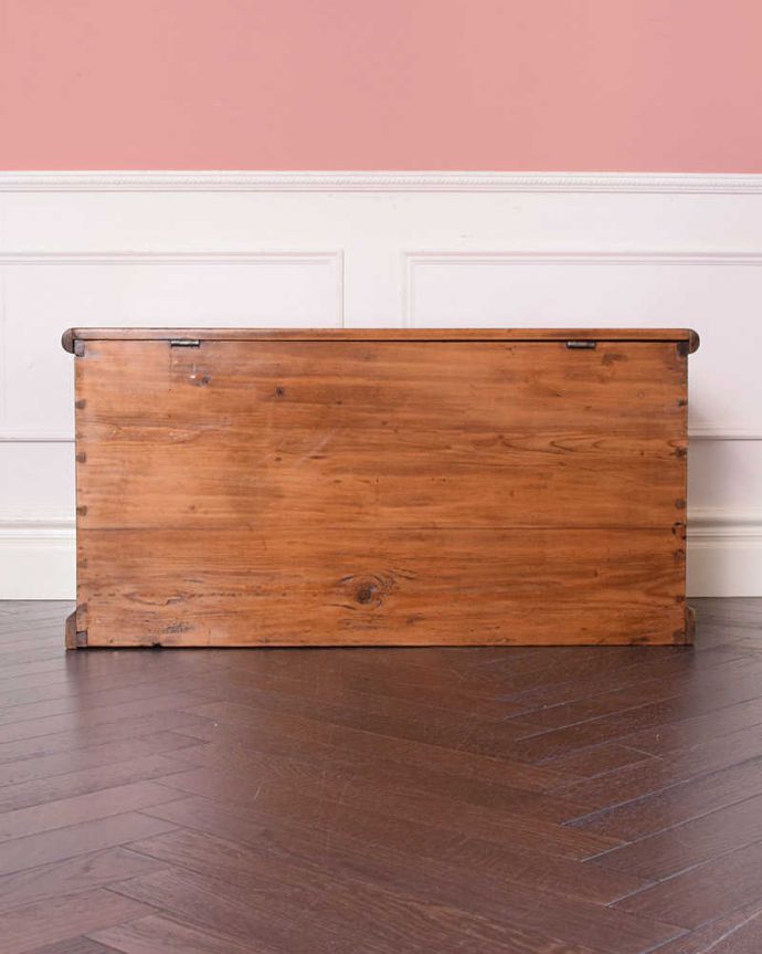 ブランケットボックス・収納ボックス　アンティーク家具　イギリスで見つけたアンティークブランケットボックス（コファ）。後ろ姿も見て下さい。(q-1805-f)