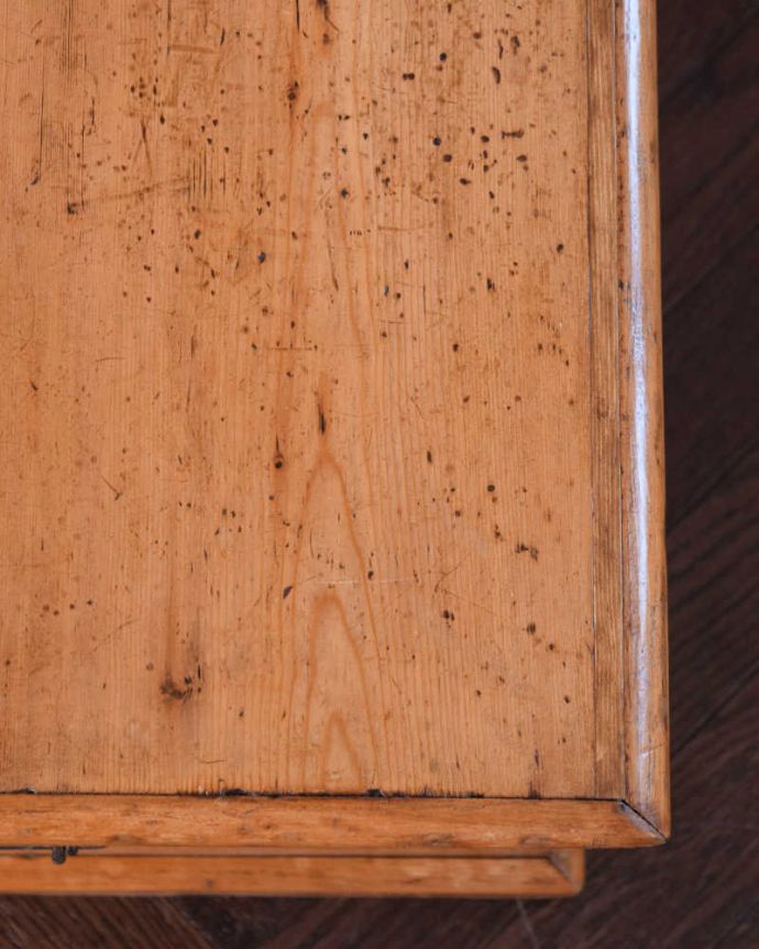 ブランケットボックス・収納ボックス　アンティーク家具　イギリスで見つけたアンティークブランケットボックス（コファ）。近くで見ると･･･テーブル代わりにも使えるコファ。(q-1805-f)