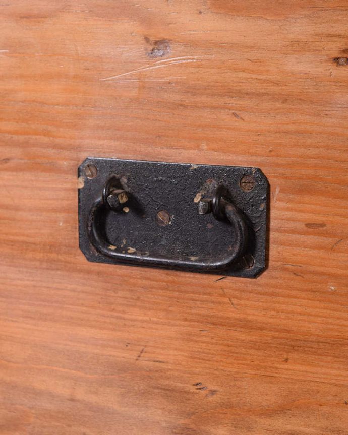 ブランケットボックス・収納ボックス　アンティーク家具　イギリスで見つけたアンティークブランケットボックス（コファ）。アンティークらしい持ち手持ち手にもこだわりが感じられます。(q-1805-f)