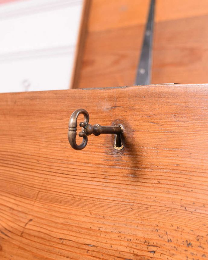 ブランケットボックス・収納ボックス　アンティーク家具　イギリスで見つけたアンティークブランケットボックス（コファ）。鍵も付いていますアンティークの鍵が付いています。(q-1805-f)