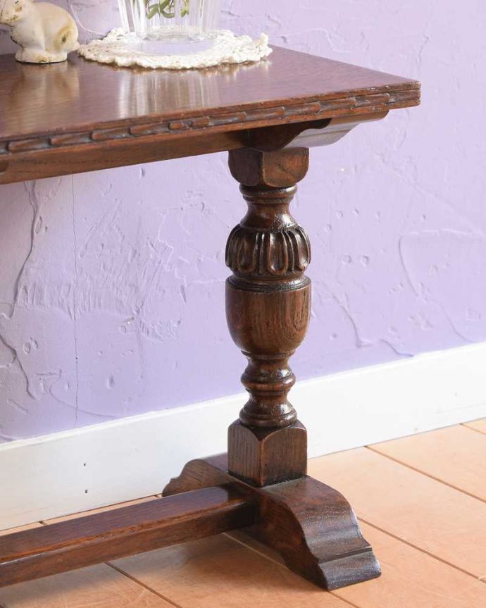 アンティークのテーブル　アンティーク家具　バルボスレッグが美しい小さなアンティークスモールテーブル（サイドテーブル）。やっぱり目が行く重厚なデザインの脚重厚な雰囲気のバルボスレッグと呼ばれる美しい脚が一番の特長。(q-1807-f)