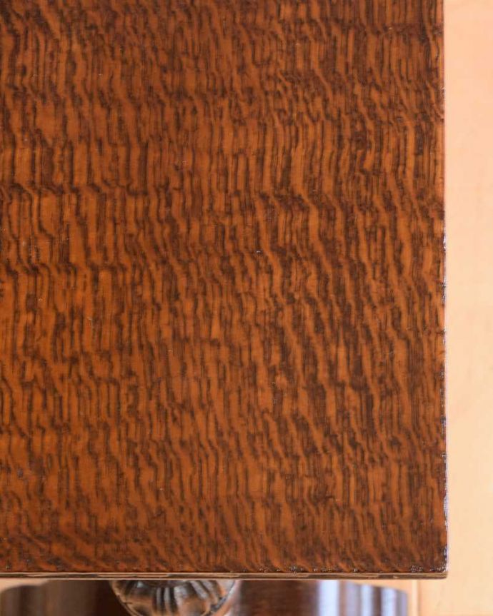アンティークのテーブル　アンティーク家具　バルボスレッグが美しい小さなアンティークスモールテーブル（サイドテーブル）。近づいて見てみると･･･アンティークはもちろん新品ではないので小さなキズや汚れはありますが、キレイにお直ししたので満足して頂ける自信があります！。(q-1807-f)
