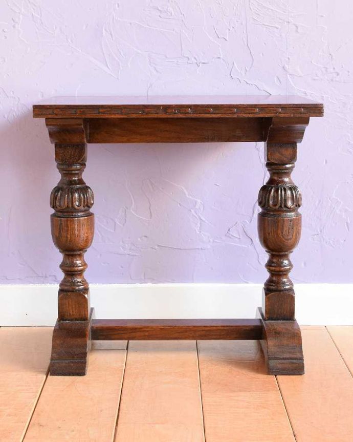 アンティークのテーブル　アンティーク家具　バルボスレッグが美しい小さなアンティークスモールテーブル（サイドテーブル）。クルッと回転。(q-1807-f)