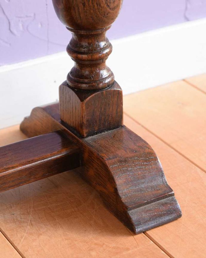 アンティークのテーブル　アンティーク家具　バルボスレッグが美しい小さなアンティークスモールテーブル（サイドテーブル）。持ち上げなくても移動できます！Handleのアンティークは、脚の裏にフェルトキーパーをお付けしていますので、床を滑らせて簡単に移動する事が出来ます。(q-1807-f)