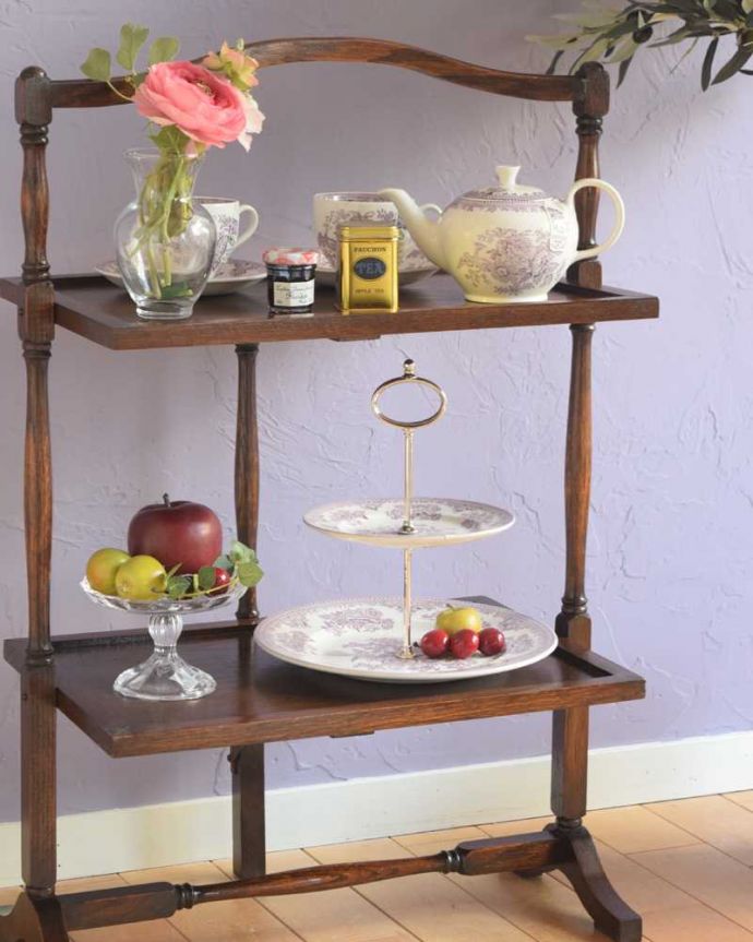 プランツスタンド・ケーキスタンド　アンティーク家具　イギリスの本格アフタヌーンティーを自宅で楽しめる、美しいアンティークケーキスタンド 。自分流の使い方で自由に楽しめますもともとお皿を乗せて運んで使っていた小さなアンティーク家具。(q-1809-f)