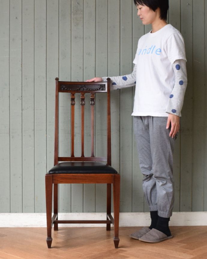 サロンチェア　アンティーク チェア　マホガニー材が美しい英国椅子、アンティークチェア。ブラックのレザーが品格をUPさせてくれます。(q-181-c)