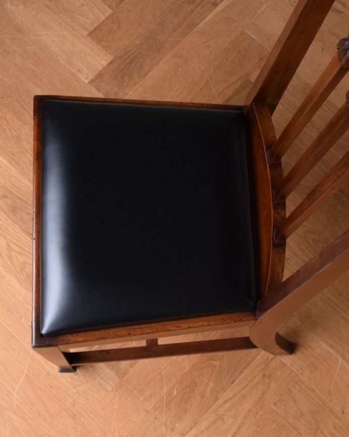 サロンチェア　アンティーク チェア　マホガニー材が美しい英国椅子、アンティークチェア。クッション性があり長時間座っても疲れません。(q-181-c)