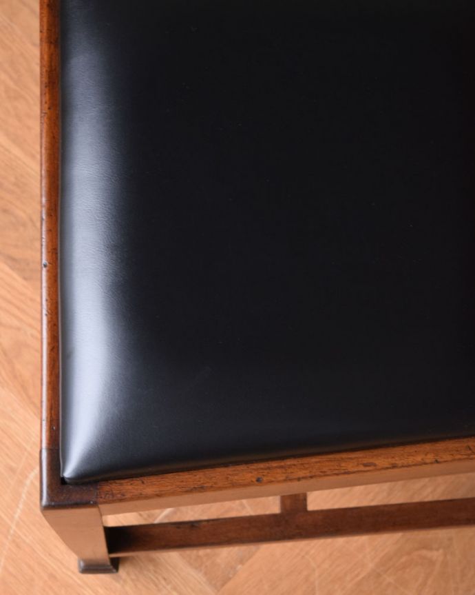 サロンチェア　アンティーク チェア　マホガニー材が美しい英国椅子、アンティークチェア。座面の張り地は、新しい生地に張替えています。(q-181-c)