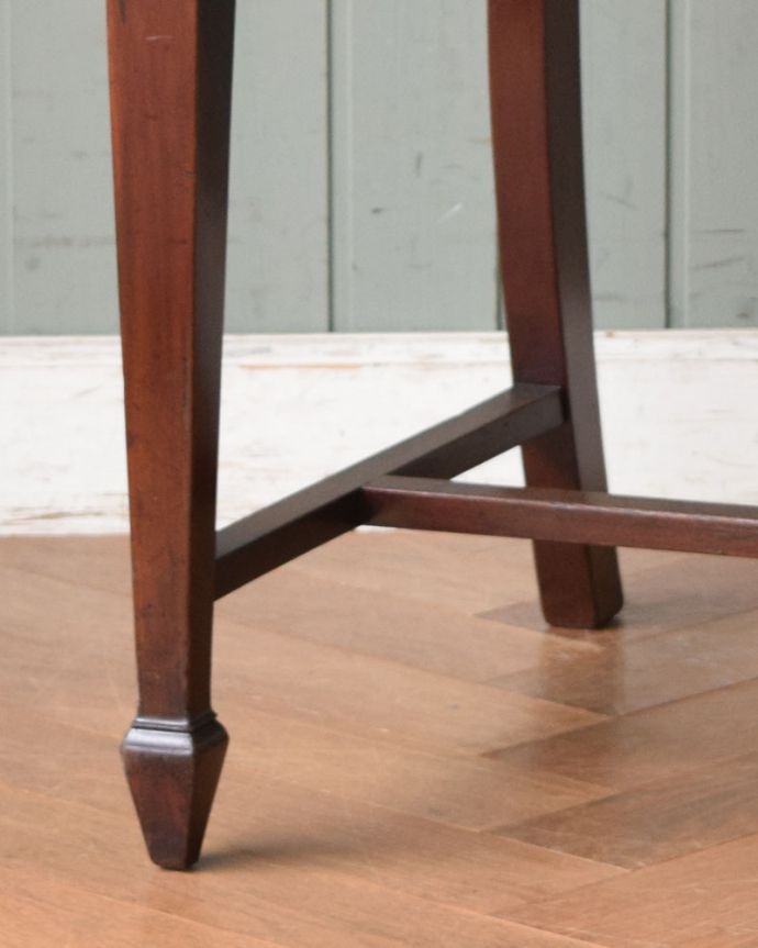 サロンチェア　アンティーク チェア　マホガニー材が美しい英国椅子、アンティークチェア。スマートでシャープな印象の脚です。(q-181-c)